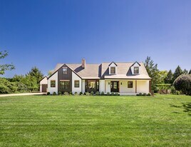 10 William Way in Southampton, NY - Building Photo