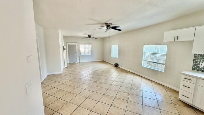 1116 E 16th St in Long Beach, CA - Foto de edificio - Building Photo