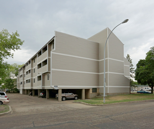 Queensgate Manor in Edmonton, AB - Building Photo - Building Photo