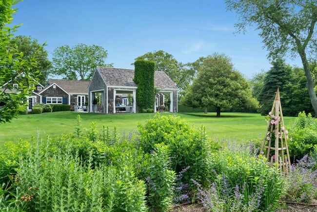 265 Mecox Road in Water Mill, NY - Building Photo - Building Photo