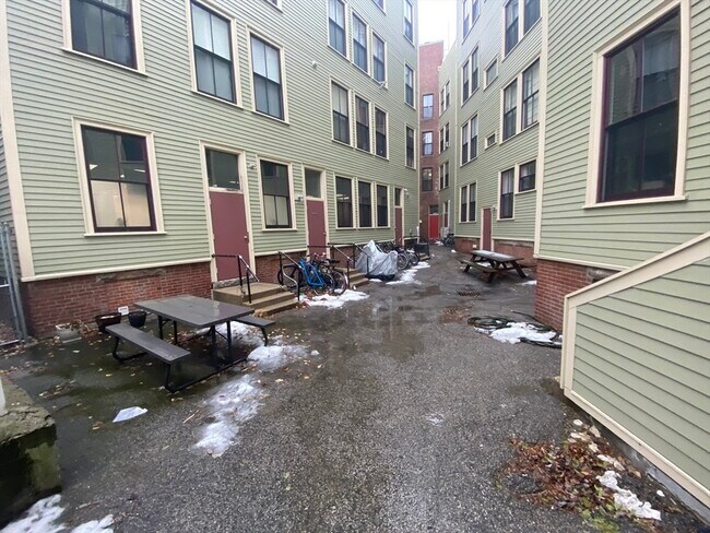 366 Somerville Ave, Unit #G in Somerville, MA - Foto de edificio - Building Photo