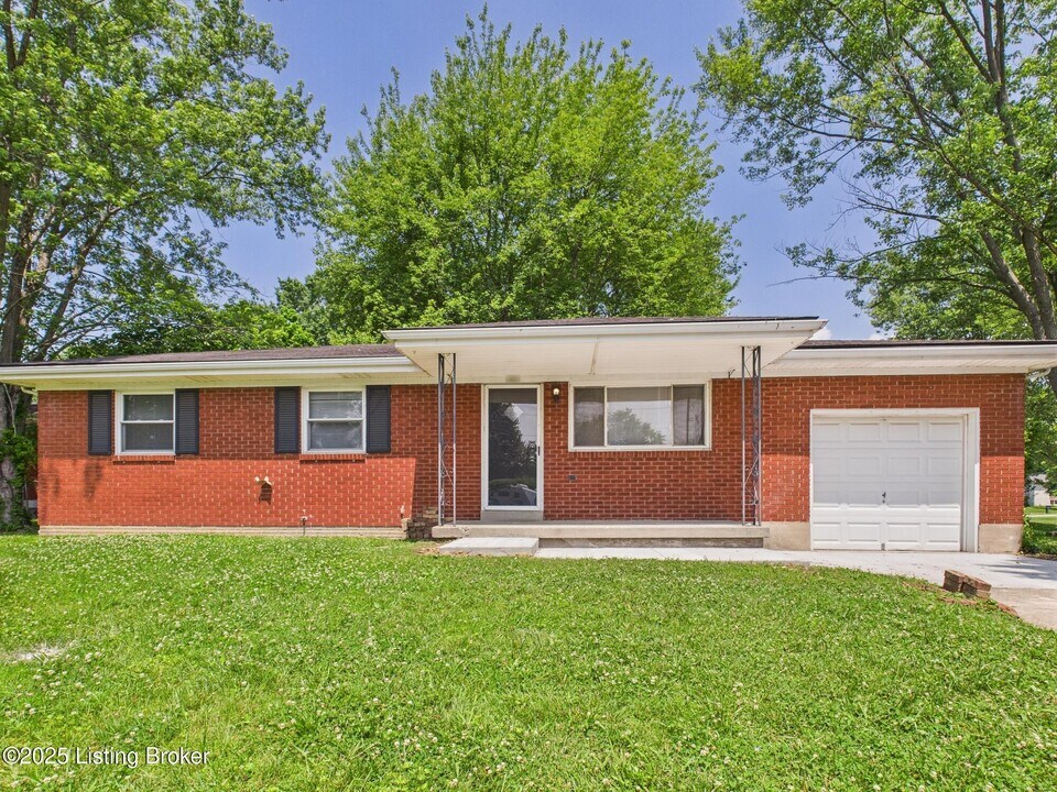 207 Greenlawn Dr in New Albany, IN - Building Photo