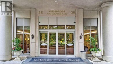 25 Kingsbridge Garden Cir in Mississauga, ON - Building Photo - Building Photo