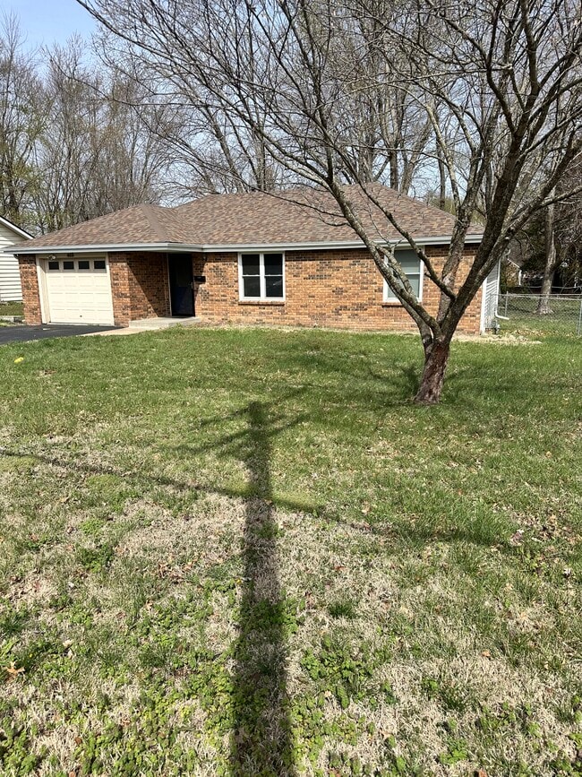 413 W Elm St in Republic, MO - Foto de edificio - Building Photo