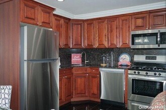 239 Lakeland Ave-Unit -2-5A in Sayville, NY - Foto de edificio - Building Photo