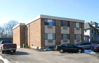 72 Whiting St in Plainville, CT - Foto de edificio - Building Photo