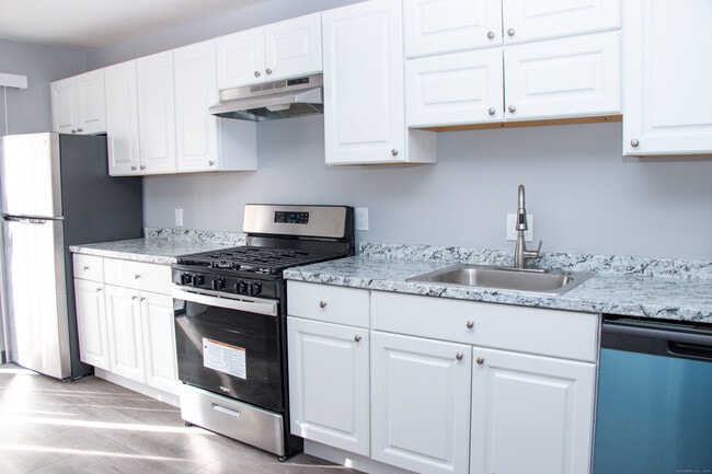 98 Kaye Vue Dr in Hamden, CT - Building Photo - Building Photo