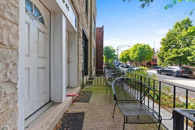 2341 W Montana St in Chicago, IL - Building Photo - Building Photo