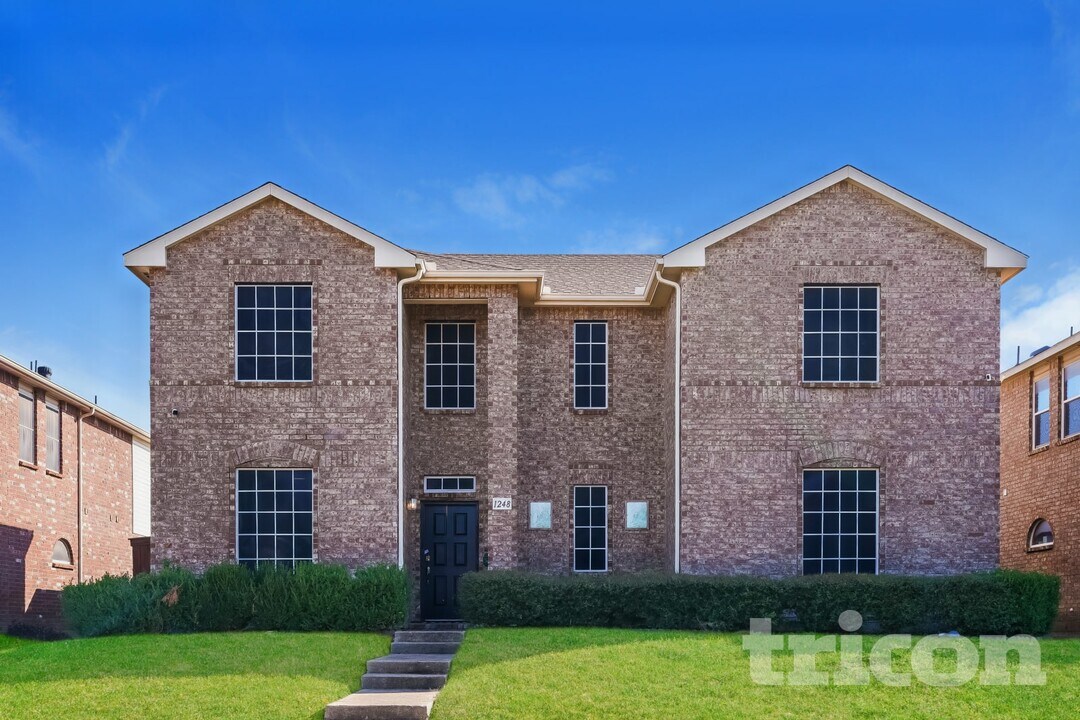 1248 Spring Water Dr in Lancaster, TX - Building Photo