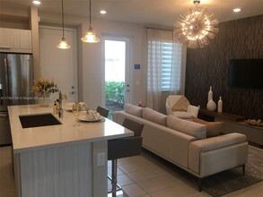 6675 NW 102nd Path in Doral, FL - Building Photo - Building Photo