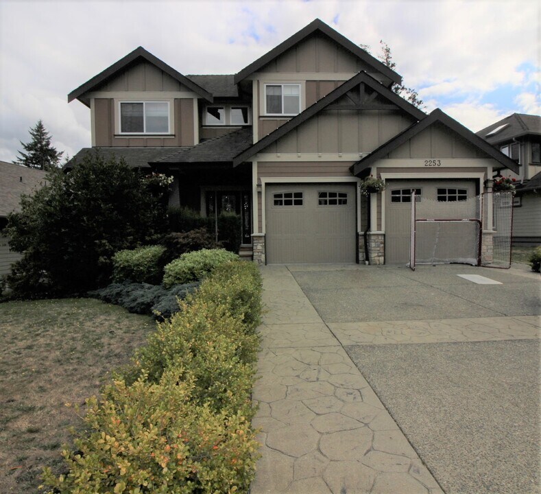 2253 Maple Ave N in Sooke, BC - Building Photo