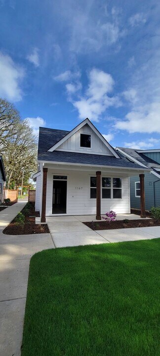 1167 NW Michelbook Ln in McMinnville, OR - Building Photo