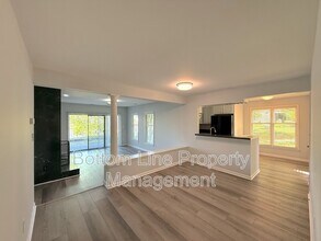 9031 J M Keynes Dr in Charlotte, NC - Building Photo - Building Photo