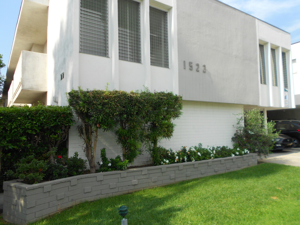 1523 Corinth Ave in Los Angeles, CA - Building Photo