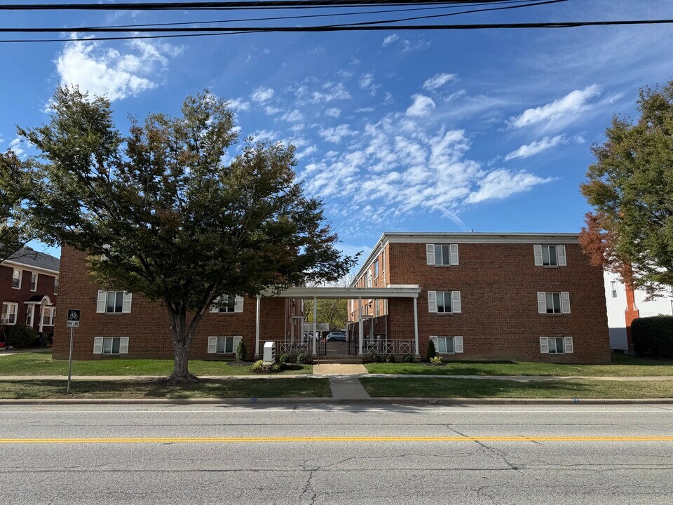 Hamilton House - One Month Free in Berea, OH - Building Photo