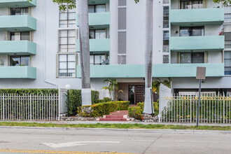 The Imperial Terrace in Hialeah, FL - Building Photo - Building Photo