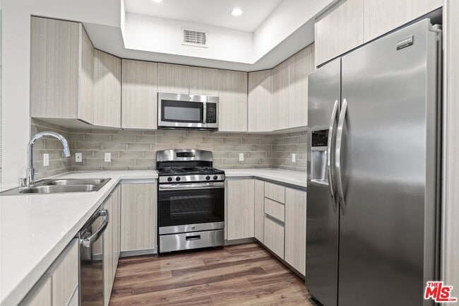 129 S Kings Rd in Los Angeles, CA - Building Photo - Building Photo
