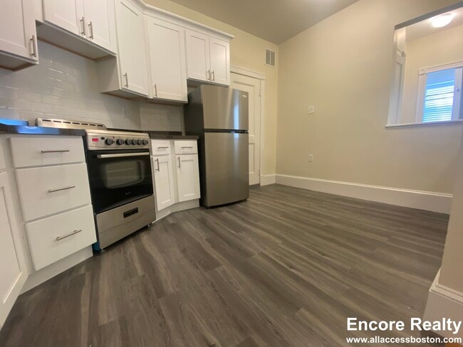 1595 Beacon St, Unit 3 in Brookline, MA - Building Photo - Building Photo