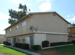 River Road Apartments in Corona, CA - Building Photo - Building Photo