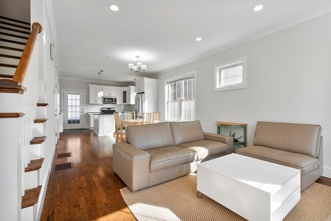 7 Adamson St, Unit C in Boston, MA - Foto de edificio - Building Photo