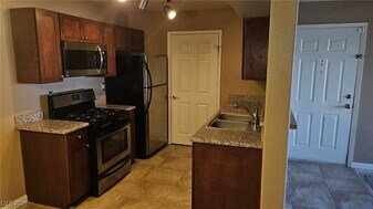 2120 Ramrod Ave, Unit 817 in Henderson, NV - Building Photo