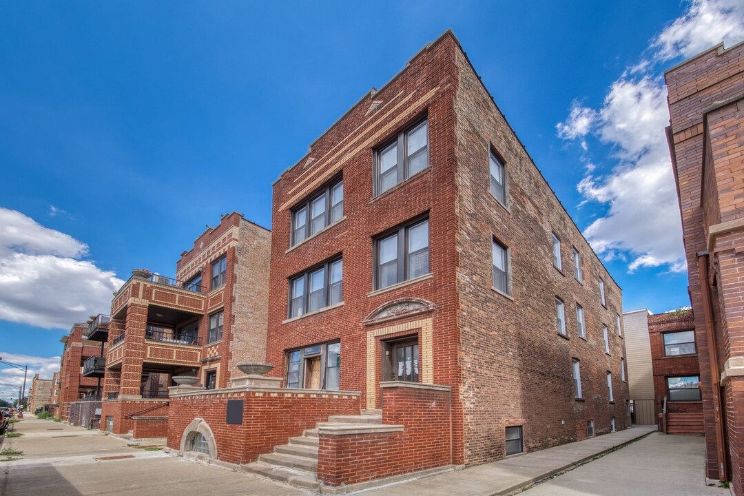 2316 W Augusta Blvd, Unit 2F in Chicago, IL - Building Photo