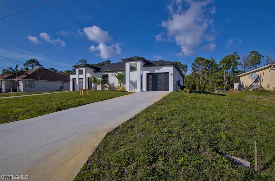 5028 Locke Ln-Unit -702 in Lehigh Acres, FL - Foto de edificio