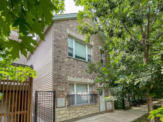 2936 N Hoyne Ave, Unit 2