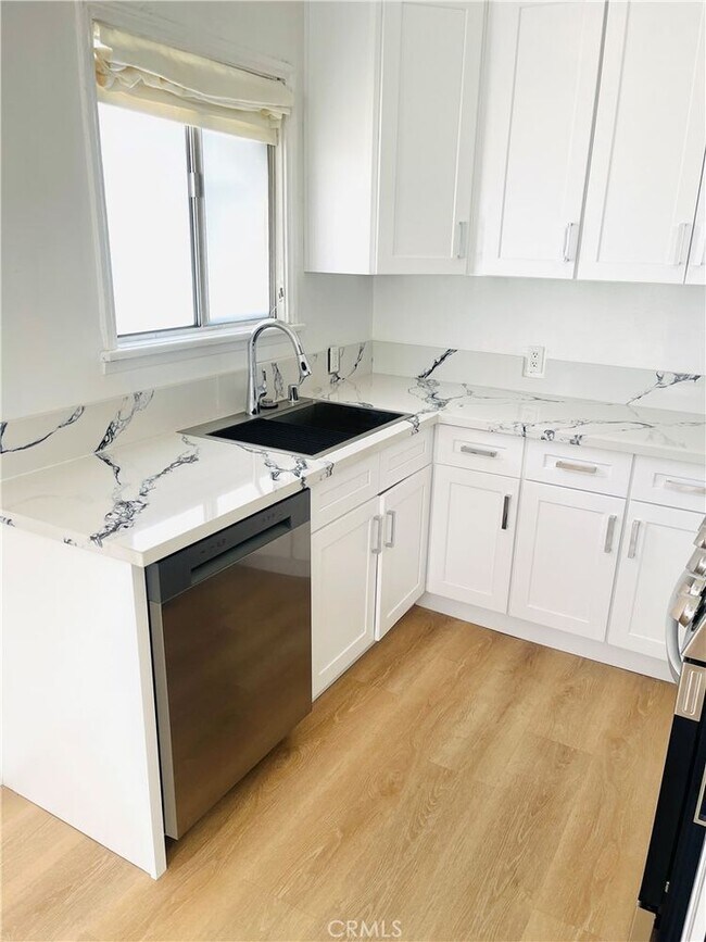 5752 Vineland Ave in Los Angeles, CA - Building Photo - Building Photo