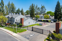 2600 Brookside Dr in Bakersfield, CA - Foto de edificio - Building Photo