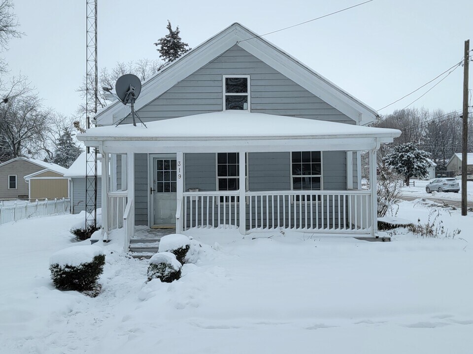 319 N Hugh St in Plano, IL - Building Photo