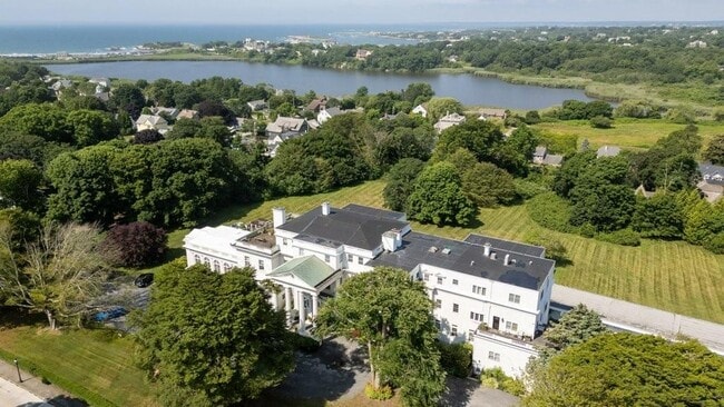 553 Bellevue Ave in Newport, RI - Building Photo - Building Photo