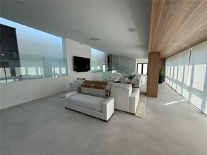 1351 S Venetian Way in Miami Beach, FL - Building Photo - Building Photo
