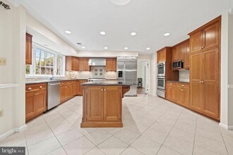 10317 HICKORY Dr in Vienna, VA - Building Photo - Building Photo