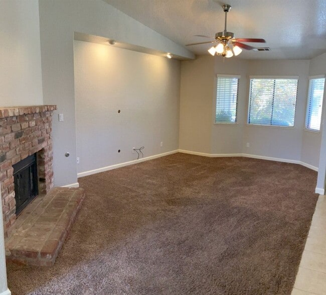 1113 Wildflower Dr in Modesto, CA - Building Photo - Building Photo