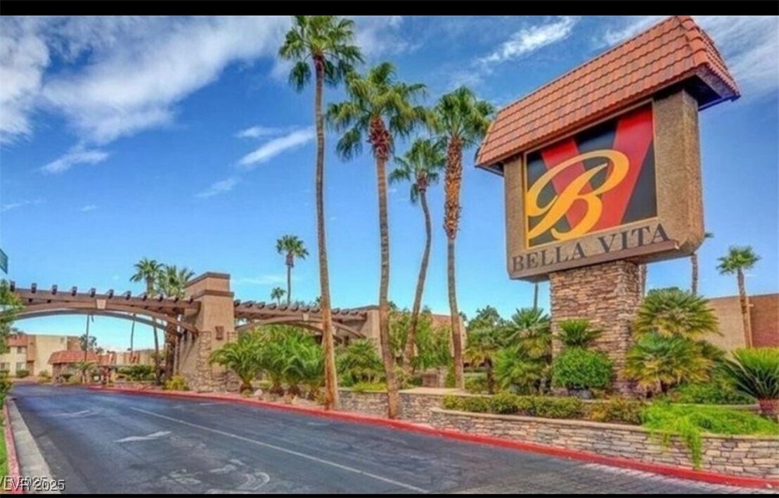 5260 River Glen Dr in Las Vegas, NV - Building Photo