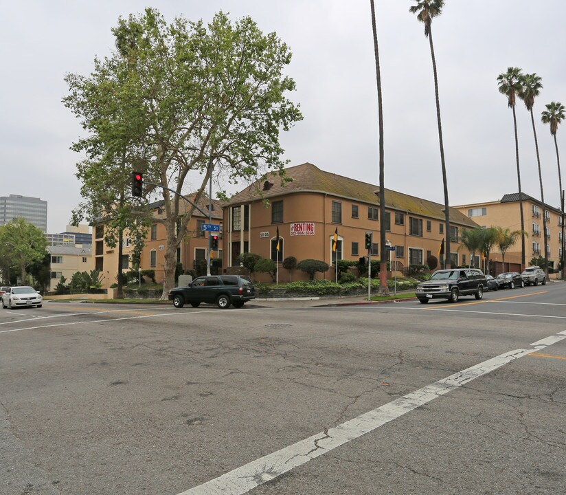 501 S Normandie Ave in Los Angeles, CA - Building Photo