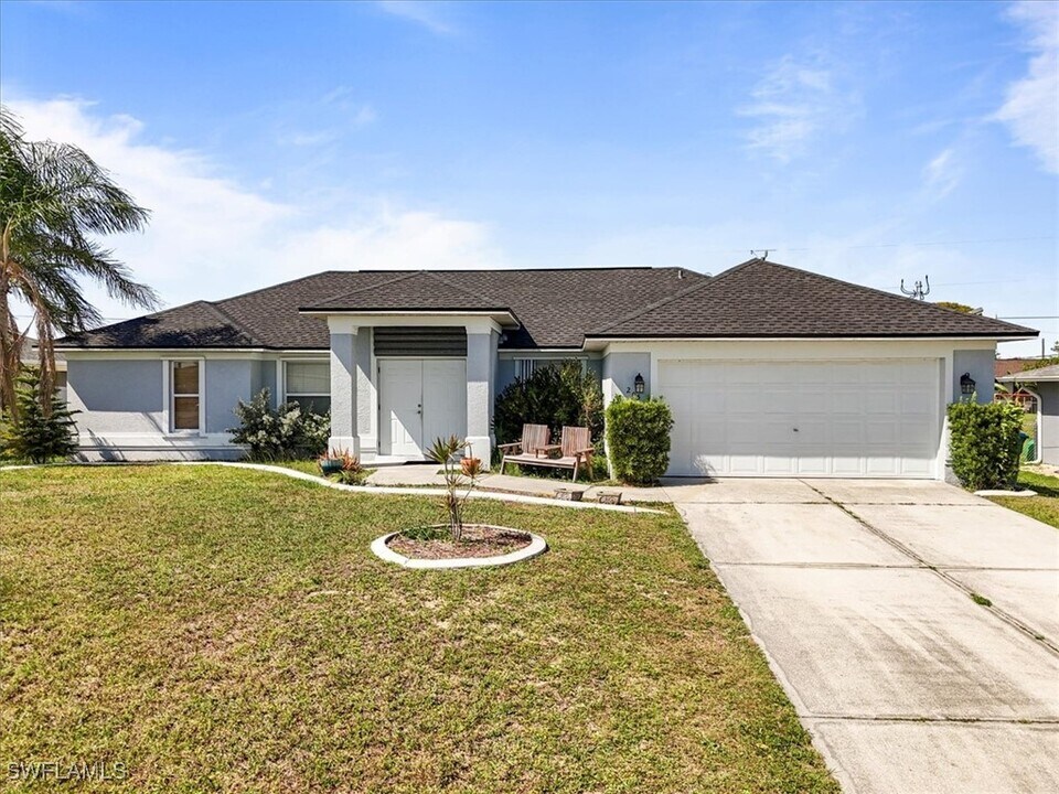205 SW 19th Terrace in Cape Coral, FL - Building Photo