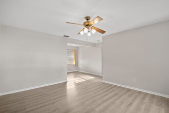 5600 33rd Ave N in St. Petersburg, FL - Foto de edificio - Building Photo