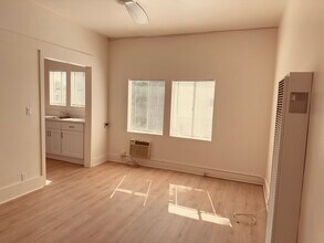 7424 1/2 Sunset Blvd, Unit 7424 Sunset , upstairs in Los Angeles, CA - Building Photo - Building Photo