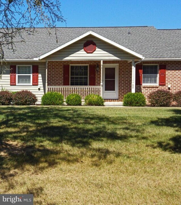 11 Strawberry Dr in Carlisle, PA - Building Photo