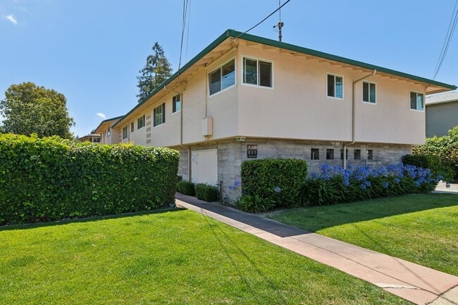 property at 815 Roble Ave