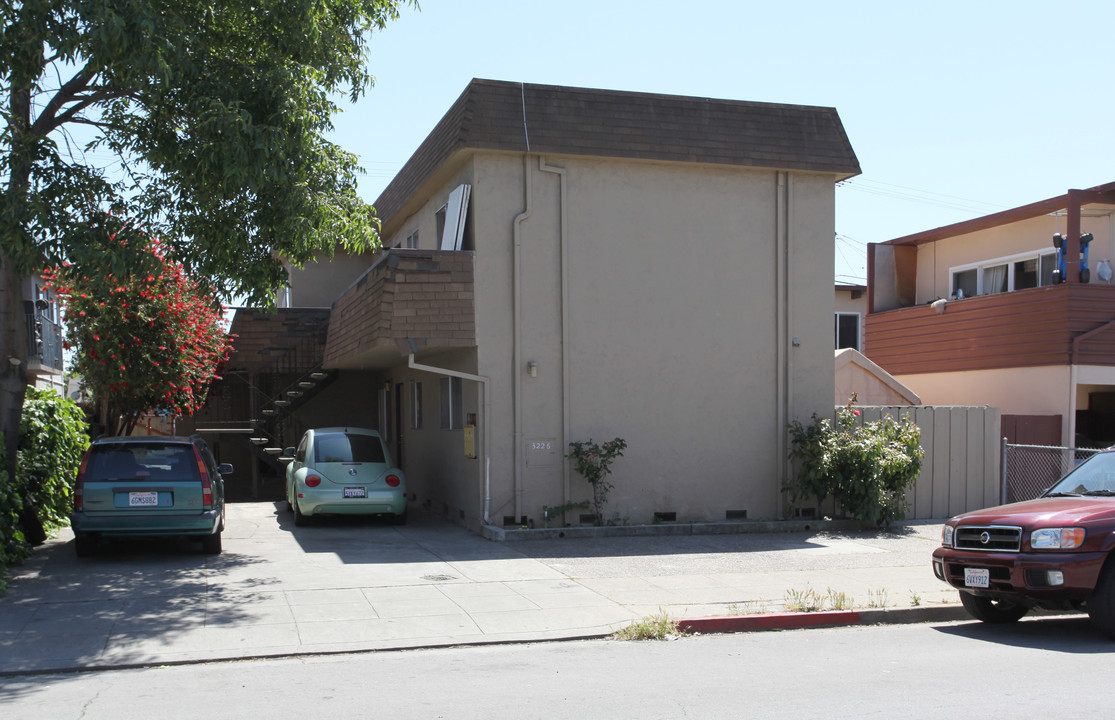 3226 Rolison Rd in Redwood City, CA - Building Photo