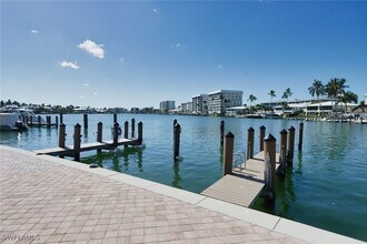 222 Harbour Dr in Naples, FL - Building Photo - Building Photo