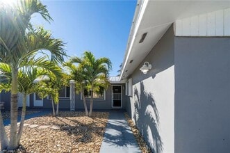 4916 Viceroy St, Unit B in Cape Coral, FL - Foto de edificio - Building Photo