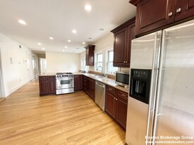 15 Sunset St, Unit 2