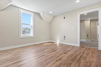 378 S Mammoth Rd in Manchester, NH - Building Photo - Building Photo