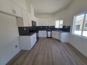 8313 Grandy St-Unit -8313 Grandy St Unit A in Bakersfield, CA - Building Photo - Building Photo