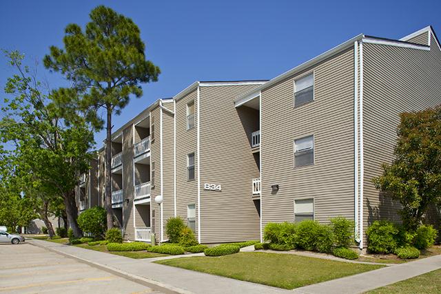 Sunlake Apartments in Kenner, LA - Building Photo - Building Photo