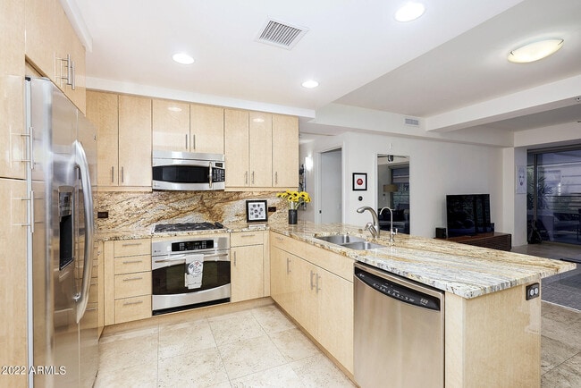 7117 E Rancho Vista Dr in Scottsdale, AZ - Building Photo - Building Photo